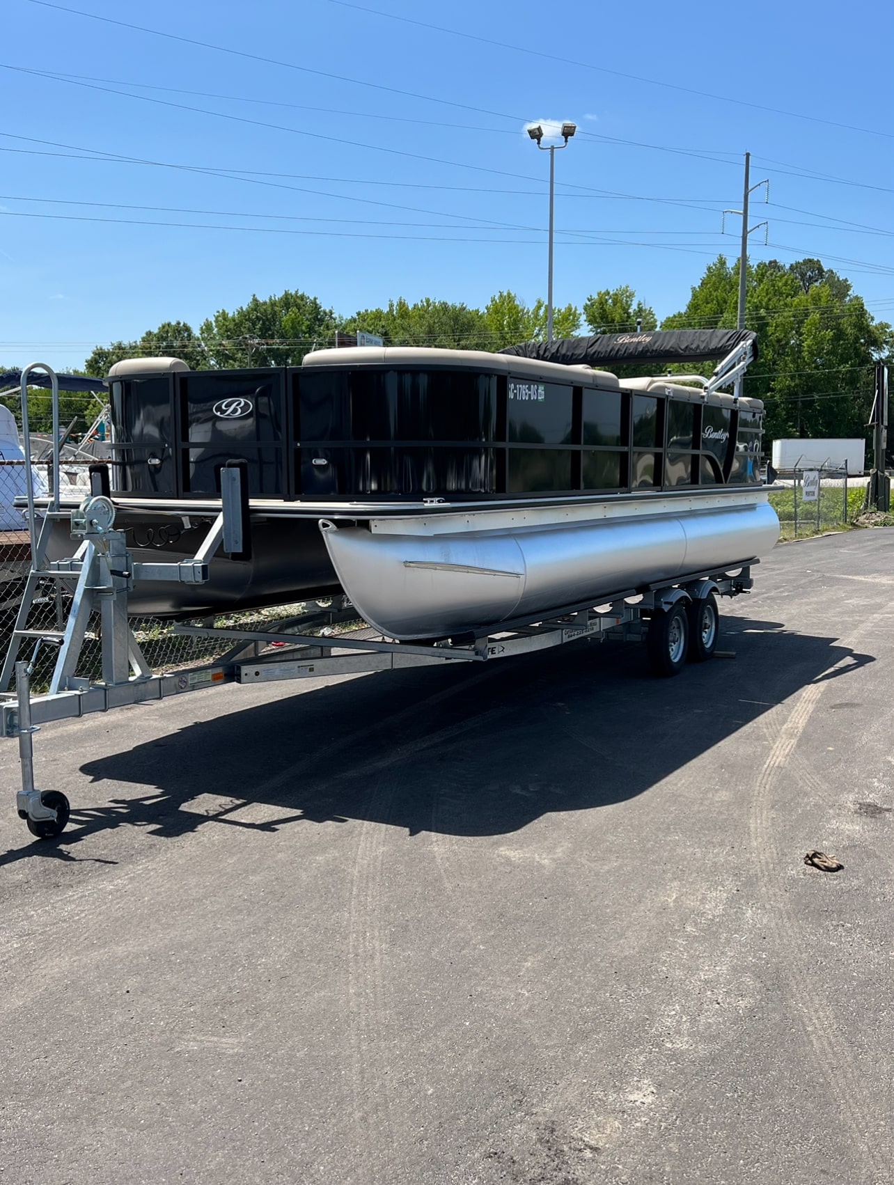 Bentley 2400 Pontoon